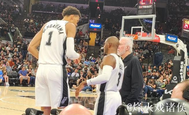 帕克与保罗在场边观战,保罗与文班亚马热情相拥 帕克与保罗在场边观战,保罗与文班亚马热情相拥